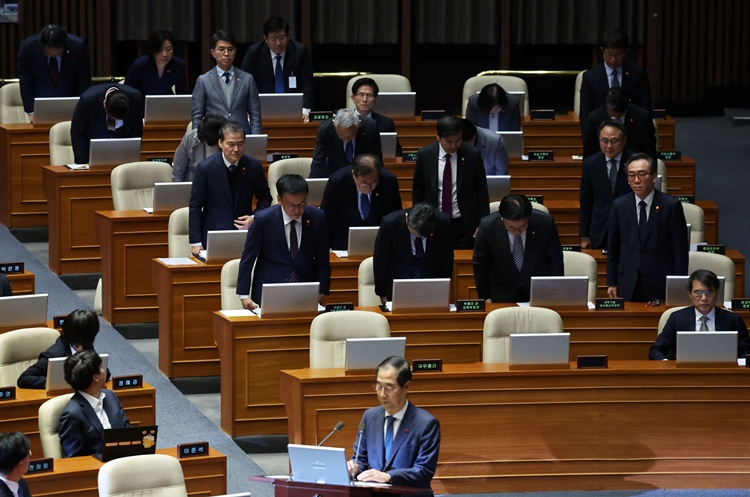 11일 오후 국회에서 열린 제419회국회(임시회) 제1차 본회의 윤석열 대통령 위헌적 비상계엄 선포 내란행위 관련 긴급현안질문에서 한덕수 국무총리를 비롯한 국무위원들이 비상계엄사태 관련해 대국민 사과하고 있다. / 뉴시스