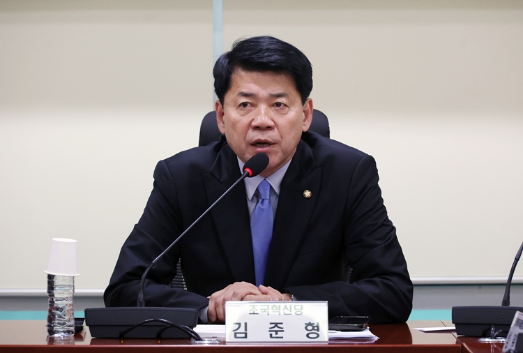 주한미국대사관이 김준형 조국혁신당 의원의 주장에 대해 일축했다. 앞서 김 의원은 지난 11일 국회 외교통일위원회에 참석해 지난 3일 비상계엄과 관련해 주한 미국대사가 윤석열 정부 사람들을 비판하는 보고를 했다고 주장했다. / 뉴시스 