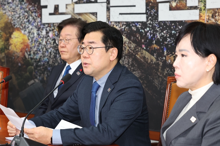 박찬대 더불어민주당 원내대표가 12일 오전 국회에서 열린 최고위원회의에서 발언하고 있다. / 뉴시스