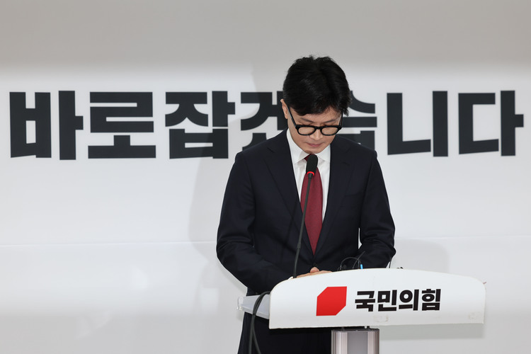 한동훈 국민의힘 대표가 12일 오전 서울 여의도 국회에서 '윤석열 대통령 탄핵 찬성' 입장 발표를 하고 있다.  /뉴시스