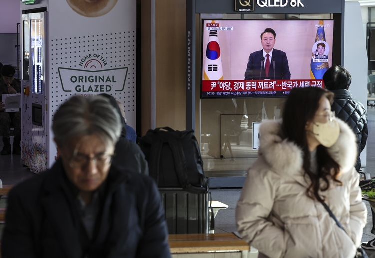 야권은 12일 윤석열 대통령의 대국민 담화와 관련해 ‘미쳤다’, ‘제정신이 아니다’, ‘추잡하다’, ‘광기’ 등의 표현을 써가며 맹비판했다. 사진은 윤 대통령이 대국민 담화를 발표한 이날 오전 서울 중구 서울역 대합실 TV화면에 관련 뉴스가 나오고 있는 모습. / 뉴시스