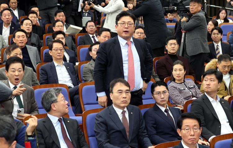 강명구, 유영하(왼쪽), 김석기 국민의힘 의원 등이 12일 오전 서울 여의도 국회에서 열린 국민의힘 원내대표 선출을 위한 의원총회에서 한동훈 대표의 '윤석열 대통령 탄핵 찬성' 발언에 항의하고 있다.  /뉴시스