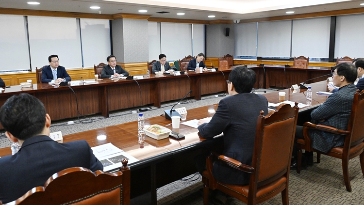 최상목 부총리 겸 기획재정부장관은 12일 오전 7시 30분 은행연합회관에서 한국은행 총재, 금융위원장, 금융감독원 수석부원장과 함께 긴급 거시경제·금융현안 간담회를 열고 금융·외환시장 동향 및 대응방안을 논의했다고 밝혔다. / 뉴시스