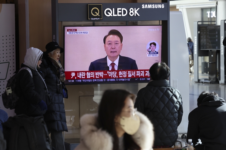 윤석열 대통령이 대국민담화를 발표한 12일 오전 서울 중구 서울역 대합실 TV화면에 관련 뉴스가 나오고 있다. / 뉴시스