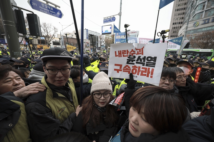 12일 서울 중구 세종대로에서 열린 '내란주범 윤석열 즉각 탄핵, 구속 내란동조 국민의힘 해체' 노동자 시민대회를 마친 민주노총 조합원을 비롯한 참가자들이 대통령실 방향으로 행진하던 도중 경찰과 대치하고 있다. / 뉴시스