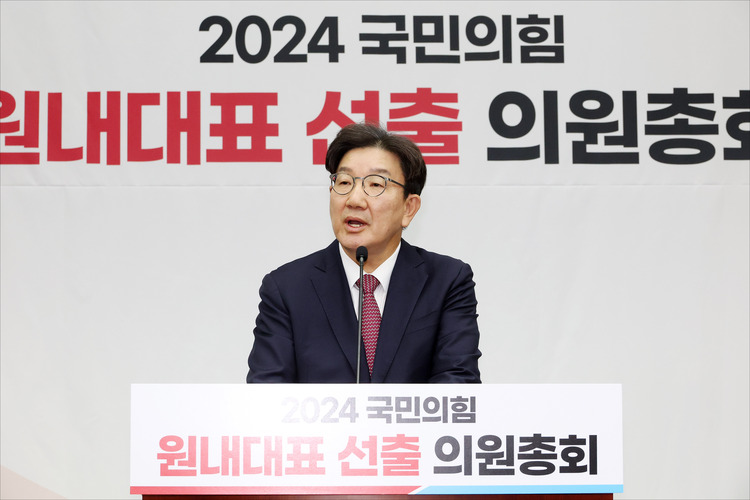 권성동 국민의힘 신임 원내대표가 12일 서울 여의도 국회에서 열린 2024 국민의힘 원내대표 선출 의원총회에서 당선 소감을 밝히고 있다. /뉴시스