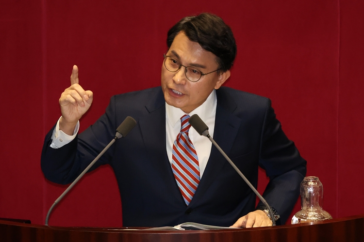 윤상현 국민의힘 의원이 지난 11일 오후 서울 여의도 국회에서 열린 제419회국회(임시회) 제1차 본회의 윤석열 대통령 위헌적 비상계엄 선포 내란행위 관련 긴급현안질문에서 발언하고 있다. / 뉴시스