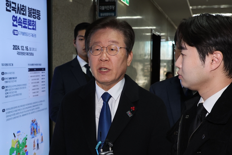 이재명 더불어민주당 대표는 13일 방송인 김어준 씨가 ‘12·3 비상계엄’과 관련해 ‘한동훈 국민의힘 대표를 사살하려는 계획이 있었다’는 제보를 받았다고 주장한 것에 대해 “충분히 그런 계획을 했을 만한 집단”이라고 밝혔다. 사진은 이 대표가 전날(12일) 오후 국회에서 취재진 질문에 답하고 있는 모습. / 뉴시스