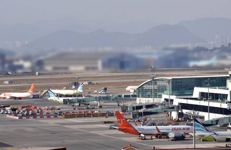 대한항공과 아시아나항공 합병으로 인한 독과점을 방지하고자 공정거래위원회가 독과점 노선 운수권을 재배분하겠다고 밝혔다. 이 가운데에는 중국 베이징, 상하이, 인도네시아 자카르타 등 알짜 노선도 포함돼 눈길을 끈다. / 뉴시스