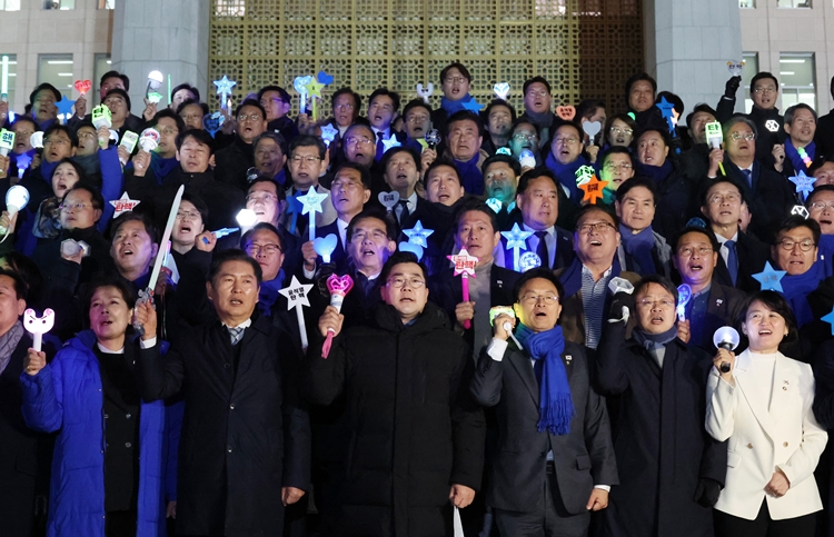 윤석열 대통령 탄핵소추안에 대한 두 번째 표결이 오는 14일 오후 4시 국회 본회의에서 진행되는 가운데, 더불어민주당 내에서 ‘탄핵안이 가결될 것’이라는 전망이 나오고 있다. 사진은 박찬대 민주당 원내대표 등 의원들이 13일 오후 국회 본관 앞 계단에서 응원봉을 들고 윤석열 대통령 탄핵 촉구 구호를 외치고 있는 모습. / 뉴시스