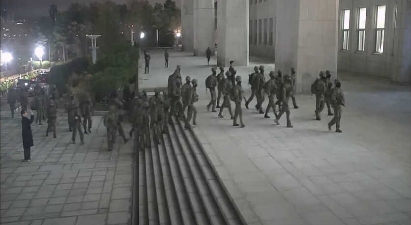 국회사무처가 지난 12일 윤석열 대통령의 대국민 담화와 관련, “사실과 다른 내용이 다수 포함돼 있다”며 조목조목 반박했다. 사진은 계엄군이 국회의사당 난입하는 모습 / 국회사무처 