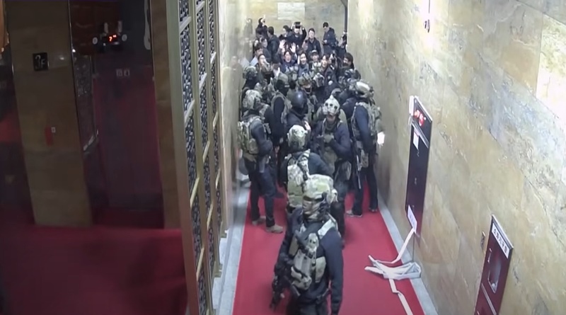 사무처는 비상계엄 당시 국회에 배치된 경찰과 군인은 2,200여명이 넘는 것으로 파악됐다고 밝혔다. 사진은 국회의사당에 난입한 계엄군의 모습 / 국회사무처 