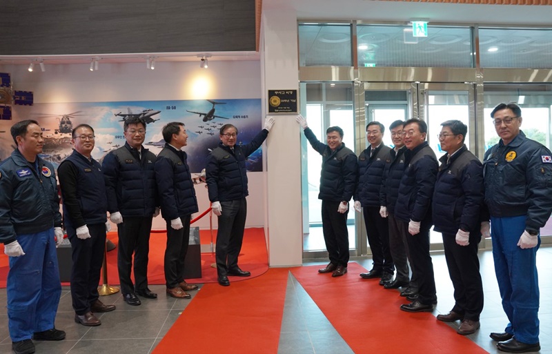 KAI는 1999년 10월 1일 창립 이래 시험 비행  '무사고 25년' 기록 기념패 제막식을 가졌다.(강구영 KAI 사장, 왼쪽 맨 앞) / KAI