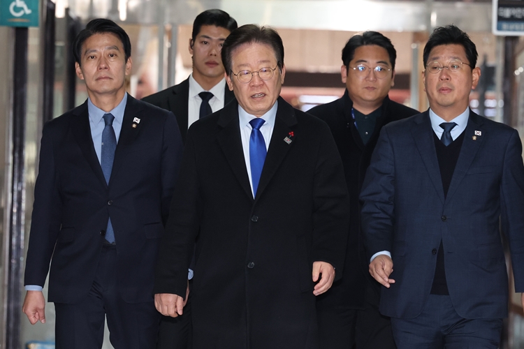 윤석열 대통령 탄핵소추안 표결 당일인 14일 더불어민주당은 국민의힘을 향해 표결 참석 및 찬성표 행사를 촉구했다. 사진은 이재명 대표가 이날 오전 국회에서 열린 비공개 최고위원회의에 참석하고 있는 모습. / 뉴시스