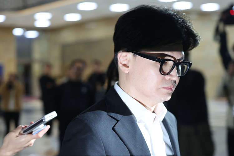 윤석열 대통령 탄핵소추안 표결날인 14일 오전 서울 여의도 국회에서 열린 비공개 의원총회에서 한동훈 국민의힘 대표가 의총장에 들어서고 있다.  /뉴시스