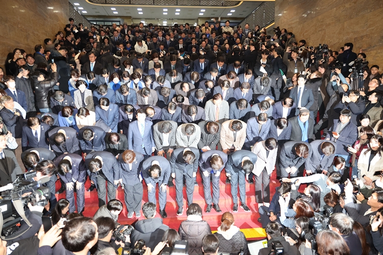 윤석열 대통령 탄핵안이 가결된 14일 오후 국회 로텐더홀 계단에서 이재명 더불어민주당 대표를 비롯한 의원들이 대국민인사를 하고 있다. / 뉴시스