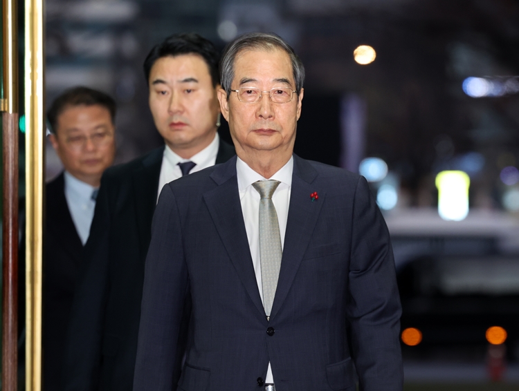 한덕수 대통령 권한대행이 14일 오후 서울 종로구 정부서울청사에 들어서고 있다. / 뉴시스