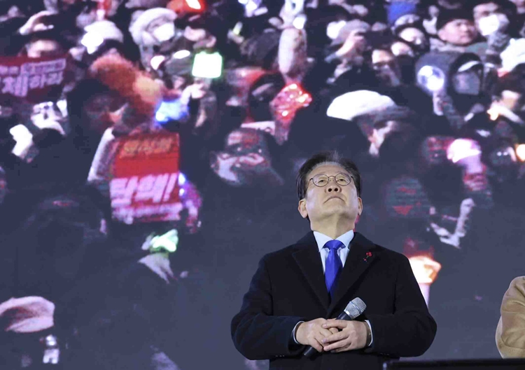 윤석열 대통령 탄핵소추안 재표결이 가결된 14일 서울 영등포구 국회 앞에서 이재명 더불어민주당 대표가 '내란수괴 윤석열 즉각탄핵' 범국민 촛불대행진에 참석한 시민들에게 인사를 하고 있다. / 뉴시스