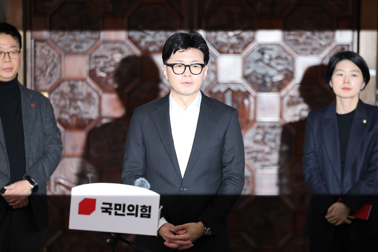 윤석열 대통령 탄핵안이 가결된 14일 오후 서울 여의도 국회 로텐더홀에서 한동훈 국민의힘 대표가 의원총회를 마치고 발언하고 있다.  /뉴시스