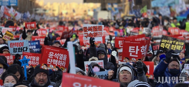 14일 여의도 국회의사당 앞을 가득 메운 시민들이 ‘윤석열을 탄핵하라’는 문구가 적힌 손팻말을 들고 탄핵 찬성 목소리를 높이고 있다. / 사진=정소현·이미정 기자(이하 시사위크) 