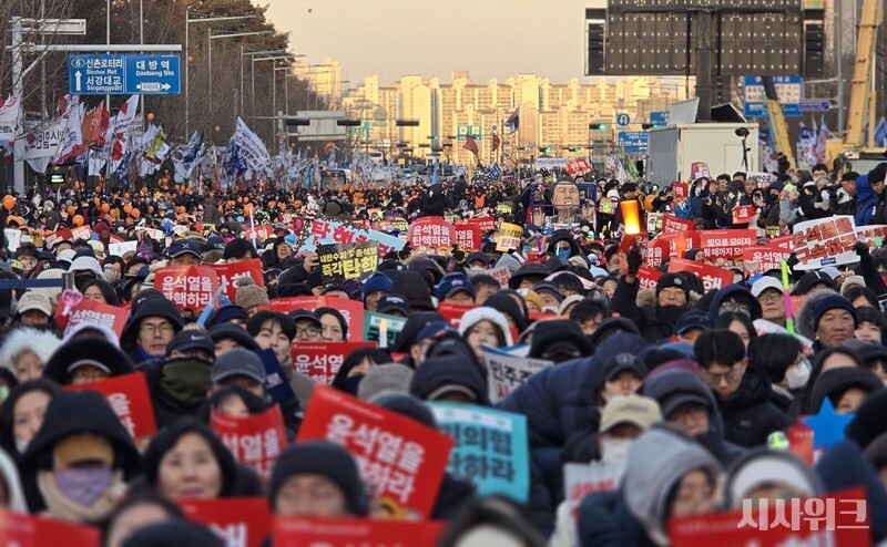 “우리는 자유민주주의를 지키기 위해 하나가 되어 이곳에 모였다. 이제 우리의 목소리를 윤 대통령에게 들려줘야 할 때다. ‘당신은 자유민주주의를 언급할 자격이 없다’고!” 탄핵집회를 이끌던 한 사회자는 시민들을 향해 “윤석열 대통령에게 진정한 민주주의란 무엇인지 보여줘야 한다”고 외쳤다. / 시사위크
