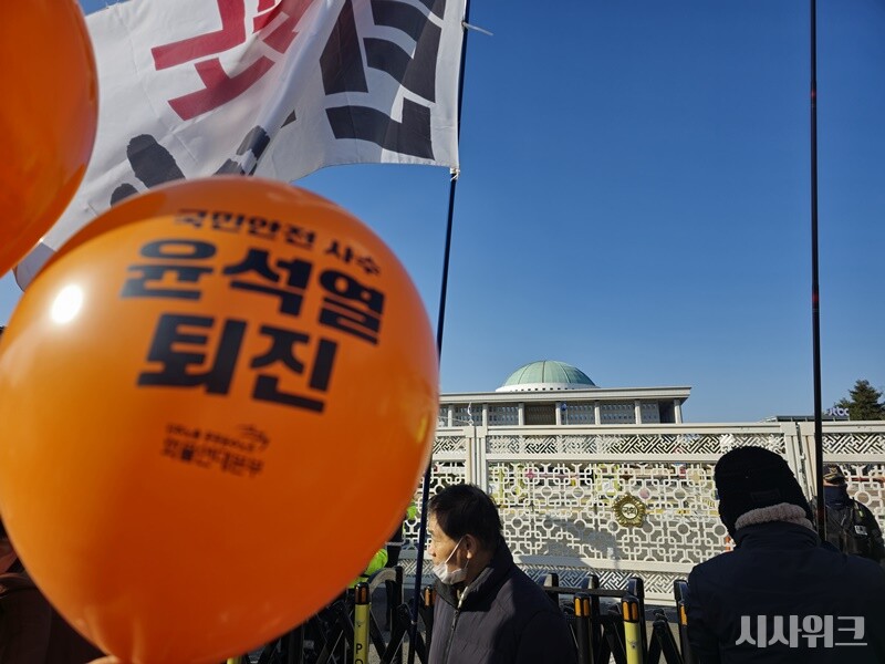 현장에는 풍선, 깃발, 손팻말, 플래카드 등 다양한 형태의 응원도구가 동원돼 눈길을 끌었다. / 시사위크