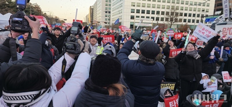 환호하는 시민들의 모습을 카메라에 담으려는 취재 열기 또한 뜨거웠다.  / 시사위크