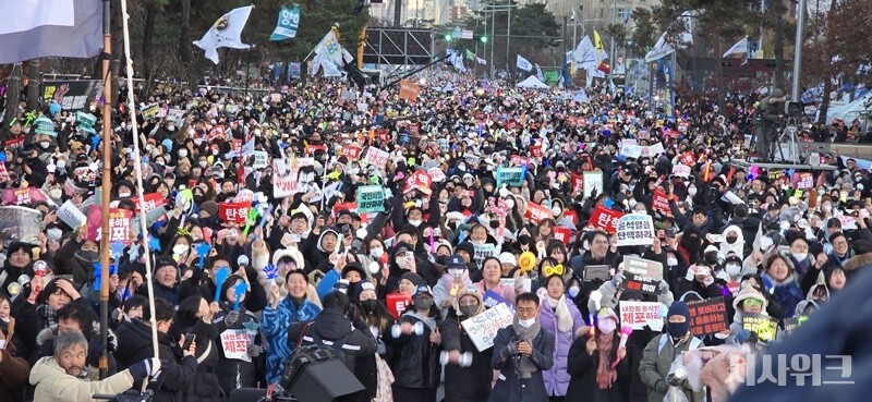 현장에 있던 시민들은 마치 축구 경기에서 극적인 결승골 장면을 본 것처럼 자리에서 벌떡 일어나 서로 부둥켜안고 기쁨을 여과없이 드러냈다. / 시사위크 
