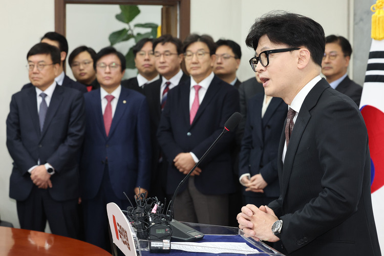 한동훈 국민의힘 대표가 16일 오전 서울 여의도 국회에서 열린 당대표 사퇴 기자회견에서 발언하고 있다.  /뉴시스