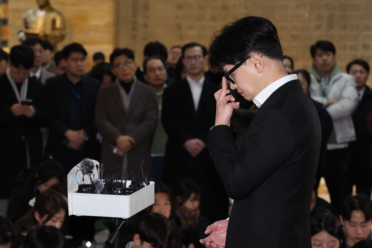 윤석열 대통령 탄핵안이 가결된 지난 14일 오후 서울 여의도 국회 로텐더홀에서 한동훈 국민의힘 대표가 의원총회를 마치고 취재진 질의를 들으며 안경을 고쳐쓰고 있다.  /뉴시스