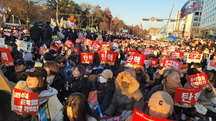 윤석열 대통령 탄핵 소추안이 14일 국회를 통과했다. 탄핵안 상정을 앞두고 시민들은 서울 여의도 국회 인근에 모여 대규모 탄핵 찬성 집회를 열었다. / 이미정 기자 