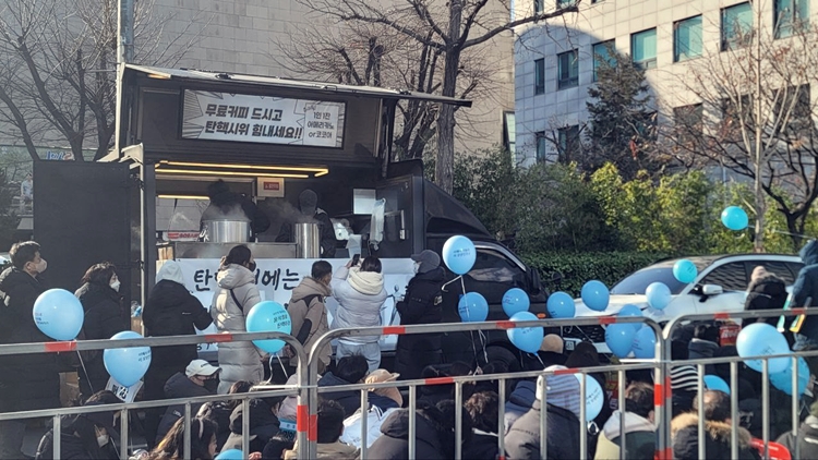 이날 집회 현장 곳곳에는 집회 참여자를 위한 무료 음식 나눔 트럭이 마련돼 있었다. / 이미정 기자 