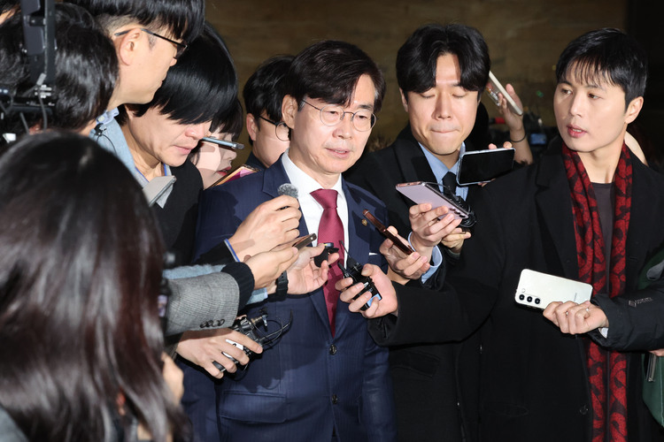 윤석열 대통령 탄핵소추안 표결날인 지난 14일 오전 서울 여의도 국회에서 열린 비공개 의원총회에서 조경태 국민의힘 의원이 의총장에 들어서고 있다.  /뉴시스