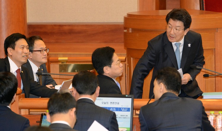 권성동 국민의힘 당 대표 권한대행 겸 원내대표가 지난 2017년 2월 1일 탄핵소추 위원장일 당시 오전 서울 종로구 헌법재판소 대심판정에서 열린 박근혜 대통령 탄핵심판 10차 변론에서 소취위원들과 대화를 나누고 있다. 이번 탄핵심판은 박한철 전 소장의 퇴임 이후 8인 재판관 체제로 재편된 첫 변론이다. /뉴시스