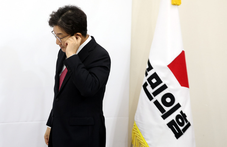 권성동 당 대표 권한대행 겸 원내대표가 17일 오후 서울 여의도 국회에서 김완섭 환경부 장관 접견에 앞서 잠시 생각에 잠겨있다.  /뉴시스