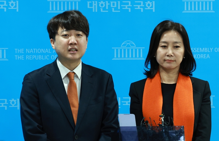 개혁신당 이준석 의원이 당내 잡음과 관련해 허은아 대표를 직격했다. 이 대표는  “알아서 고립무원의 지위에 놓은 사람이 결자해지해야 한다”고 했다. / 뉴시스 