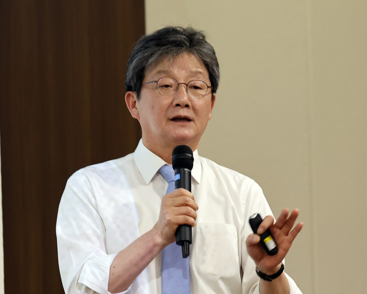 유승민 전 국민의힘 의원이 지난 5월 2일 오후 인천 연수구 인천대학교에서 '청년의 미래와 정치'를 주제로 학생들에게 특강을 하고 있다. /뉴시스