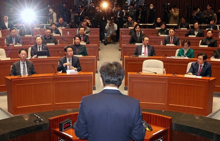 국민의힘 의원들이 18일 오후 서울 여의도 국회에서 열린 의원총회에서 권성동 당 대표 권한대행 겸 원내대표의 발언을 듣고 있다.  /뉴시스