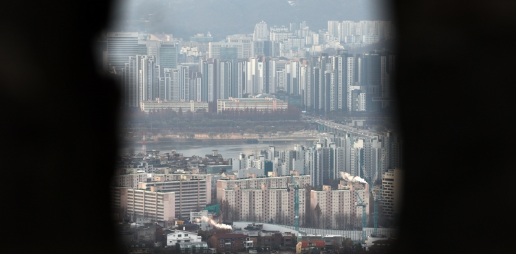 국회 정무위원회 소속 김현정 국회의원이 국토연구원(이하 국토연)으로부터 제출받은 ‘탄핵정국 등이 부동산시장에 미치는 영향 분석’에 따르면 탄핵정국은 환율 상승과 유동성 위축 등으로 인해 주택시장에 부정적인 영향을 미칠 것으로 전망됐다. 사진은 대한민국의 아파트 전경./ 뉴시스