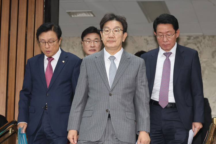 권성동 국민의힘 당대표 권한대행 겸 원내대표가 19일 오전 서울 여의도 국회에서 열린 원내대책회의에 참석하고 있다.  /뉴시스