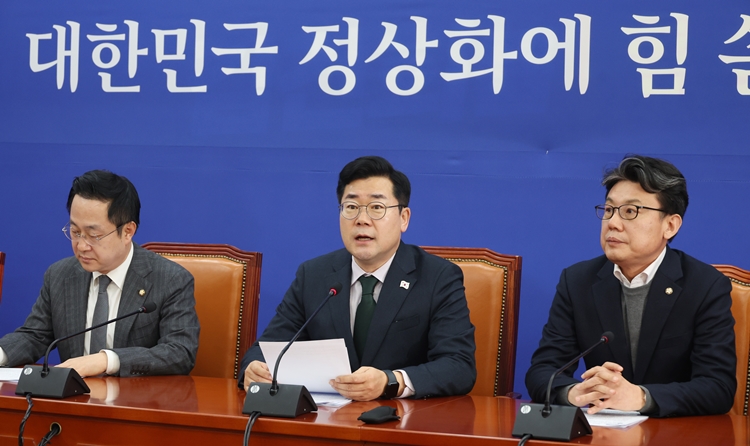 박찬대 더불어민주당 원내대표가 19일 서울 여의도 국회에서 열린 정책조정회의에서 발언하고 있다. / 뉴시스