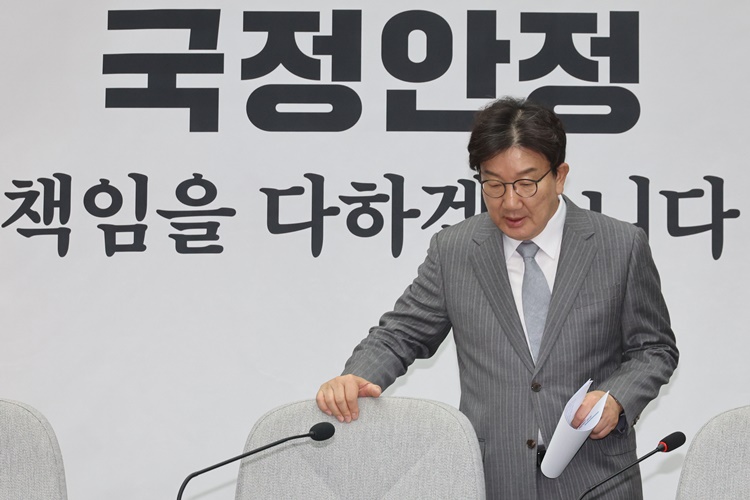 권성동 국민의힘 당대표 권한대행 겸 원내대표가 19일 오전 서울 여의도 국회에서 열린 원내대책회의에 참석하고 있다.  /뉴시스