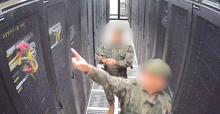 국회 행정안전위원회는 지난 3일 계엄령 선포 당시 선거관리위원회에 투입된 계엄군이 선관위 시스템 서버를 촬영하는 장면이 담긴 CCTV를 6일 공개했다.(사진=국회 행정안전위원회 제공)  /뉴시스