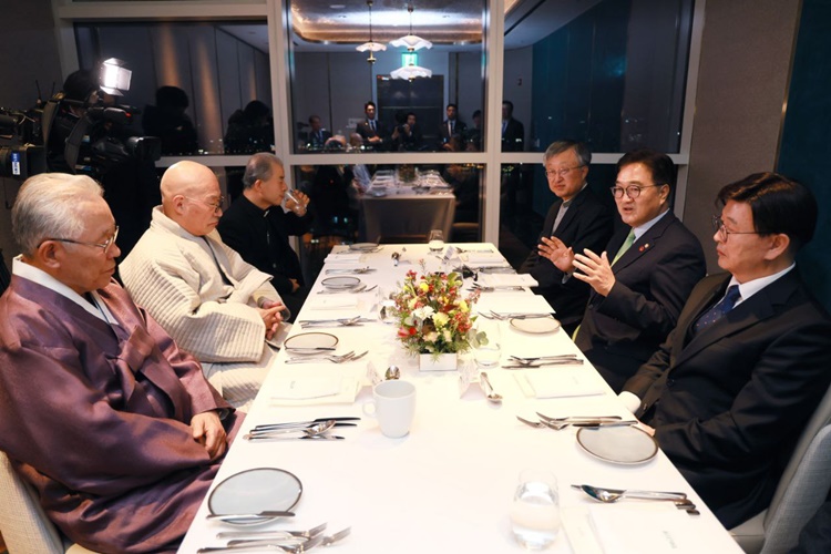 우원식 국회의장은 19일 오후 서울 마포에서 한국종교지도자협의회 공동대표단과 만찬을 함께하며 계엄사태 이후 현 시국에 대한 의견을 교환했다. / 국회의장 공보수석실
