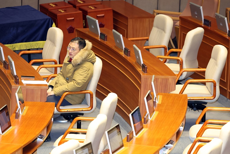 김상욱 국민의힘 의원이 지난 14일 서울 여의도 국회에서 윤석열 대통령 탄핵소추안을 안건으로 열린 제419회 국회(임시회) 제4차 본회의에서 탄핵안 가결 후 홀로 의원석에 앉아 있다.  /뉴시스