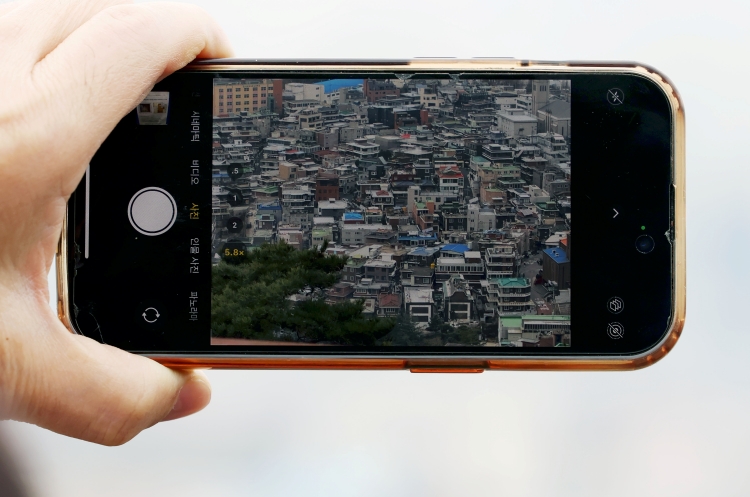 사진은 대한민국의 시내 전경을 휴대전화로 담는 모습./ 뉴시스