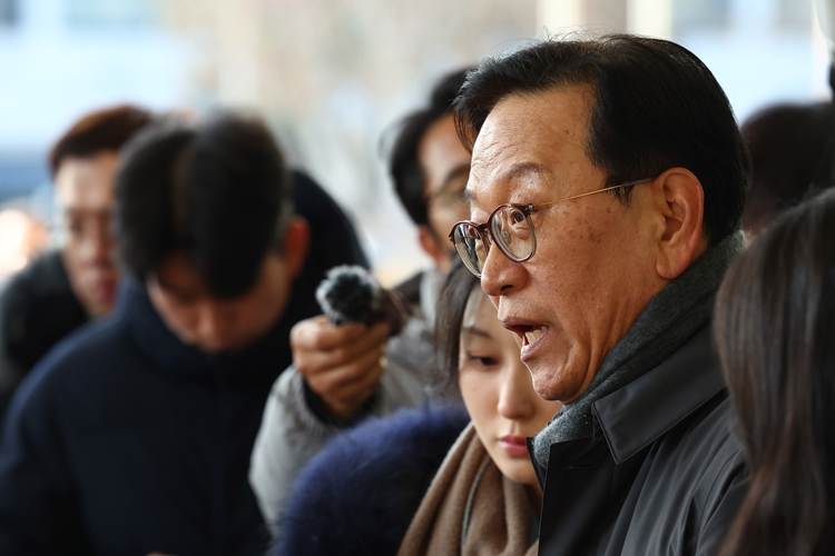 윤석열 대통령 측 변호인단 구성에 관여하는 석동현 변호사가 19일 서울 서초구 서울고등검찰청 앞에서 기자회견을 열고 취재진 질문에 답변하고 있다. / 뉴시스