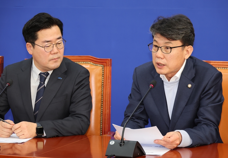 진성준 더불어민주당 정책위의장은 24일 윤상현 국민의힘 의원이 윤석열 대통령 퇴진을 요구하는 트랙터 시위에 대해 ‘몽둥이가 답’이라고 표현한 것을 두고 “내란 세력다운 망언이 아닐 수 없다”며 강하게 비판했다. 사진은 진 정책위의장이 지난 3일 오전 국회에서 열린 원내대책회의에서 발언하고 있는 모습. / 뉴시스