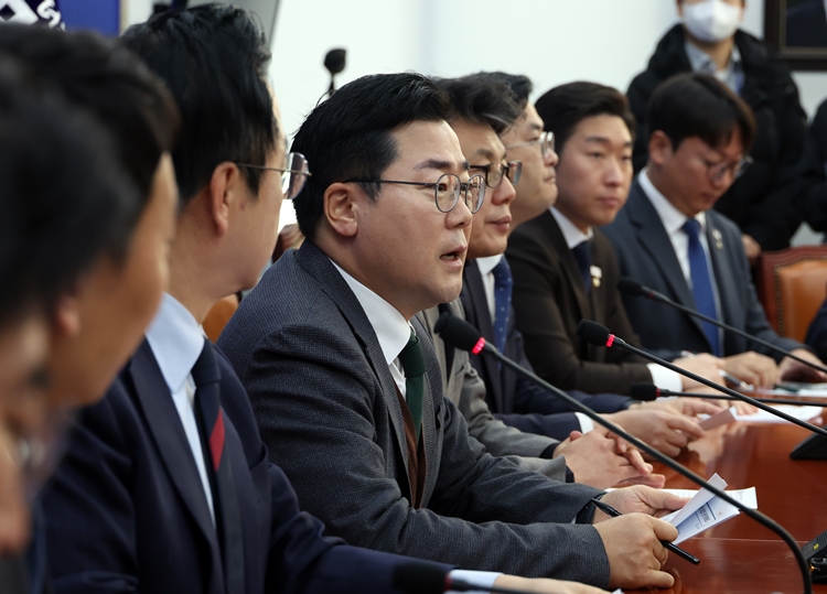 노상원 전 정보사령관 자필 수첩에 ‘사살’, ‘국회 봉쇄’, ‘북의 공격 유도’ 등의 표현이 담긴 것으로 알려졌다. 이에 더불어민주당은 “내란 수괴 윤석열부터 즉각 체포, 구속해야 한다”고 촉구했다. 사진은 박찬대 원내대표가 24일 국회에서 열린 원내대책회의에서 발언하고 있는 모습. / 뉴시스