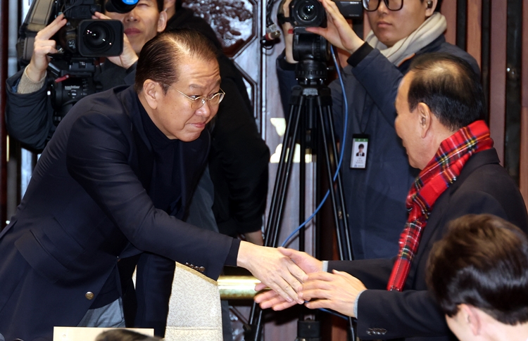 국민의힘 비대위원장에 지명된 권영세 의원이 24일 오전 서울 여의도 국회에서 열린 의원총회에서 박덕흠(오른쪽) 의원과 악수를 하고 있다. / 뉴시스